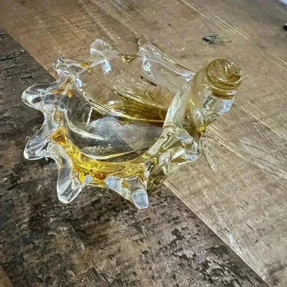 Vintage Chalet 3 1/2 Inch Colour Rimmed Edge Seashell Bomboniere Art Glass Dish - Picture 1 of 3